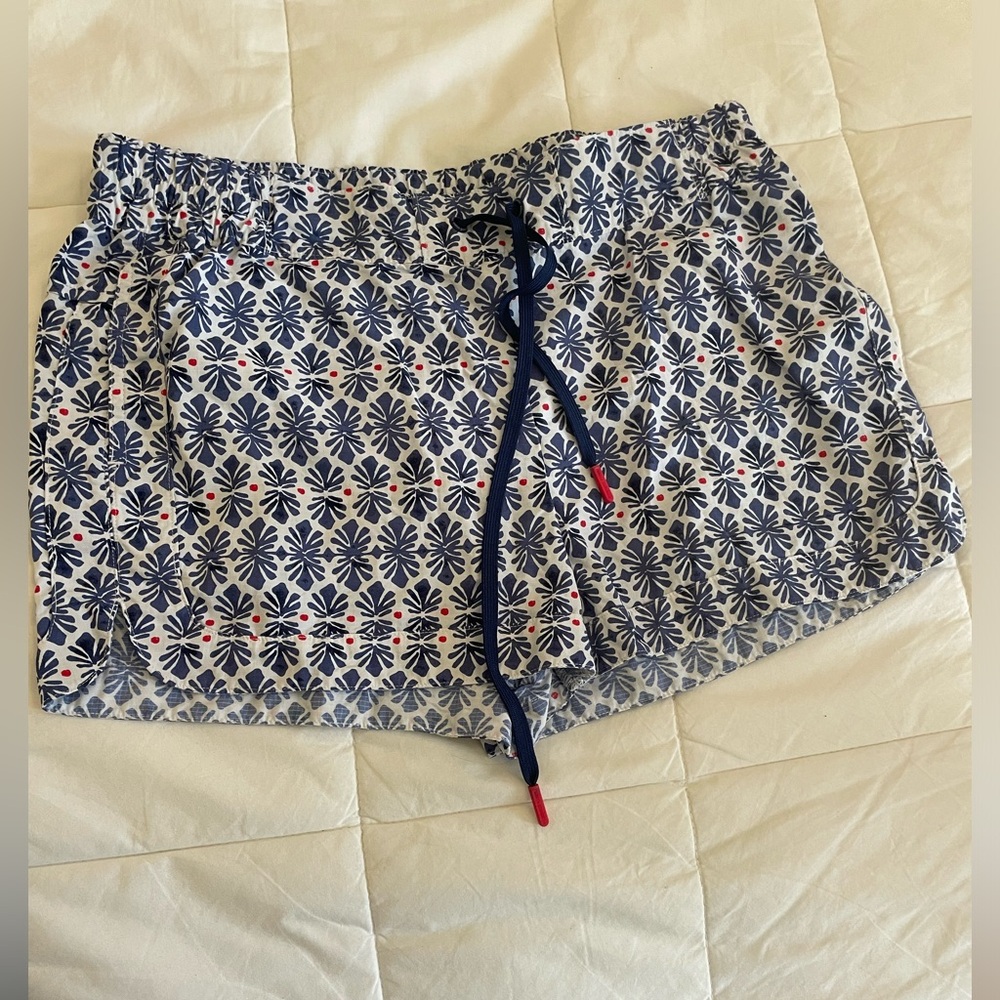 Vineyard vines performance shorts. Size M.